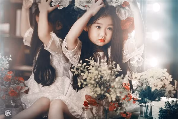 Nhờ trang điểm nên nhiều đường nét trên khuôn mặt của bé Khả Âu có vẻ sắc xảo, nhưng khi những bức ảnh thành phẩm cuối cùng "ra lò", bé vẫn giữ được nét đẹp trong sáng, hồn nhiên đúng với lứa tuổi của mình. Có được bộ ảnh đẹp, ngoài vẻ đáng yêu của bé gái thiên thần Khả Âu thì công lớn nhất thuộc về nhiếp ảnh gia chụp ảnh cho bé.