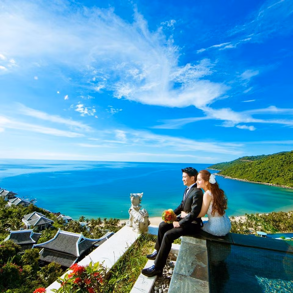 Được biết, chú rể Nguyễn Đăng Duy là một doanh nhân rất thành đạt, anh và cô vợ Mỹ Linh đều sinh ra và lớn lên ở Quảng Ngãi nhưng sau này lại làm việc và sinh sống ở một ngôi nhà thứ hai tại Xuân Mai, Hà Nội. Với mong muốn tổ chức một đám cưới hoàn hảo, Đăng Duy cùng vợ một số người thân trong gia đình đã dày công lên kế hoạch trong nhiều ngày và kết quả là đám cưới sang trọng 3 tỷ đồng này đã gây chú ý với rất nhiều người.