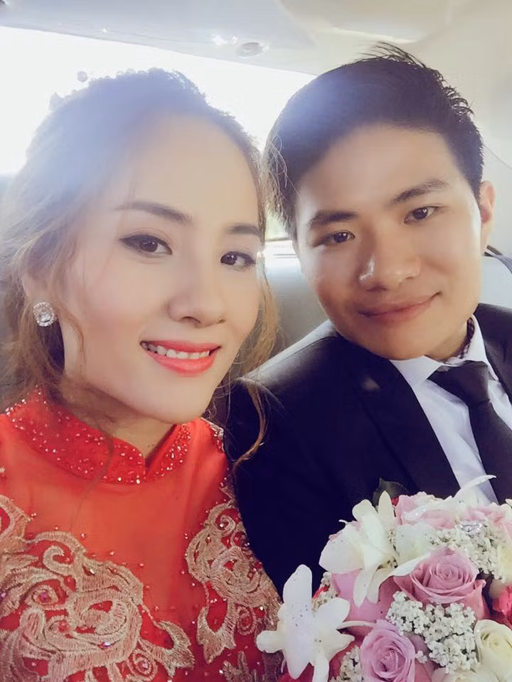 Theo tiết lộ của chú rể, có khoảng 120 người nhà, vị khách đi chuyến bay Quảng Ngãi ra Hà Nội để mừng đám cưới. Cô dâu, chú rể còn “chơi đẹp” đến mức tài trợ tiền vé máy bay, kinh phí đi lại, tiền ăn, nghỉ ở khách sạn, thậm chí còn có quà lưu niệm mang về cho tất cả những vị khách này.