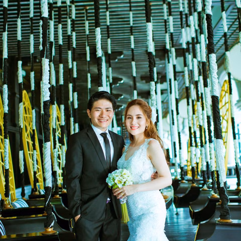 Lễ thành hôn và tiệc cưới chính thức được tổ chức vào ngày 23/7 vừa qua. Căn nhà ở Xuân Mai của chú rể và không gian tiệc cưới được trang trí, sắp đặt rất đẹp mắt và lộng lẫy. Một số người dân địa phương cho rằng đây là đám cưới hoành tráng, đẳng cấp nhất đất Xuân Mai, Hà Nội từ trước đến nay.