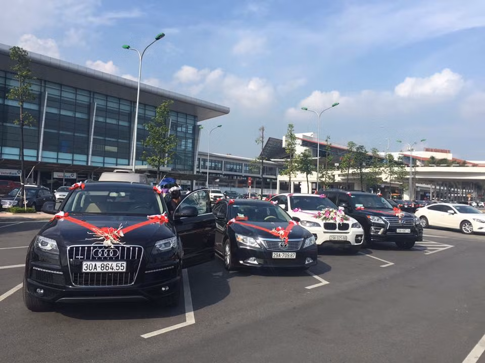 Không chỉ nhằm phục vụ, đón tiếp khách chu đáo mà dàn xe sang 25 chiếc này còn giúp đám cưới của đôi trẻ được “nâng tầm”.