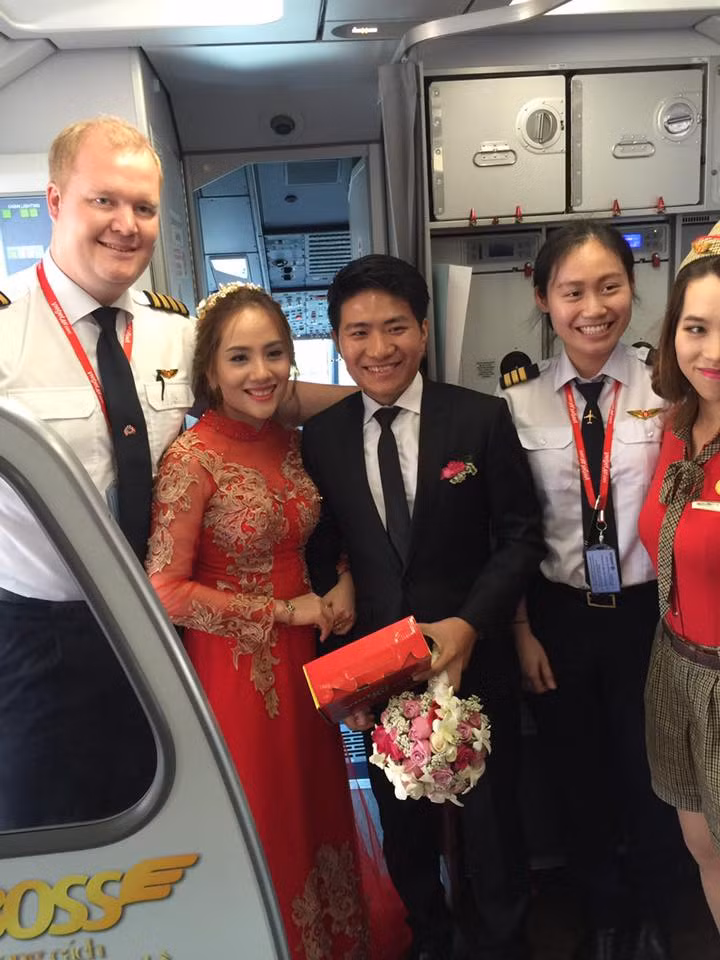  Đám cưới 3 tỷ của cặp đôi Đăng Duy – Mỹ Linh được đầu tư, chuẩn bị rất kỹ lưỡng trong tất cả các khâu. Gia đình chú rể đã thuê riêng một chiếc máy bay Vietjet Air để đưa dâu và rất đông người nhà, khách của nhà gái từ Quảng Ngãi ra Hà Nội. Cô dâu, chú rể còn vui vẻ chụp ảnh với đoàn bay và được hãng tặng quà lưu niệm sau hành động “chịu chơi” của mình.