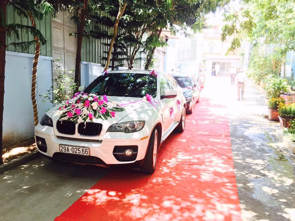 Chiếc xe BMW X6 màu trắng chở cô dâu chú rể về nhà chú rể Nguyễn Đăng Duy làm lễ gia tiên.