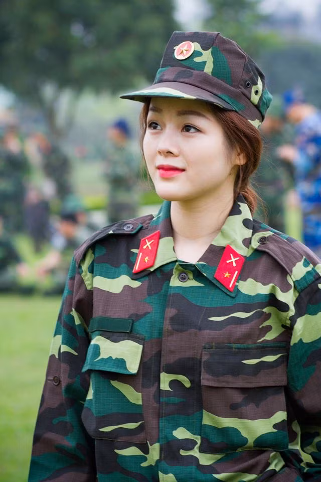 Và danh tính cô gái mặc quân phục gây sốt mạng xã hội một vài ngày qua chính là nữ MC truyền hình quốc phòng Trần Thanh Hoài, sinh năm 1988, quê gốc Yên Bái. Thanh Hoài từng tốt nghiệp trường Sân khấu điện ảnh khoa đạo diễn truyền hình nhưng cô nàng lại bén duyên với nghiệp dẫn chương trình. Hiện cô gái gốc Yên Bái đang làm việc tại kênh Quốc phòng Việt Nam.