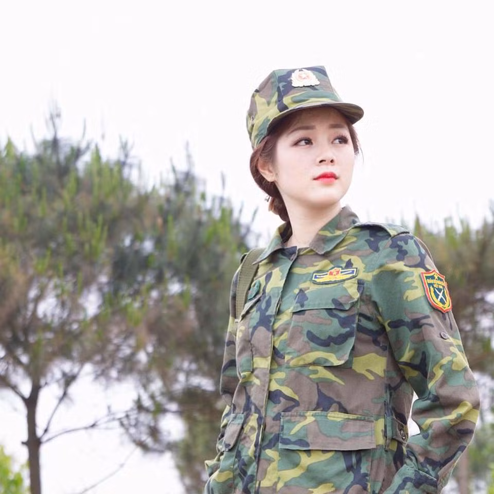 Dân mạng không khỏi trầm trồ khen ngợi nhan sắc nổi bật của cô gái. Một số người hâm mộ đã cố gắng lần theo bức ảnh để tìm ra chủ nhân thực sự của chúng