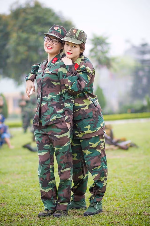 Trong thời gian tập huấn, Thanh Hoài cùng bạn bè đã phải tập luyện dưới thời tiết nắng nóng đỉnh điểm. Sau giờ nghỉ giải lao, mọi người đã tranh thủ chụp ảnh để lưu giữ những kỷ niệm và coi đó là niềm vui xua tan đi mọi nhọc nhằn trên thao trường