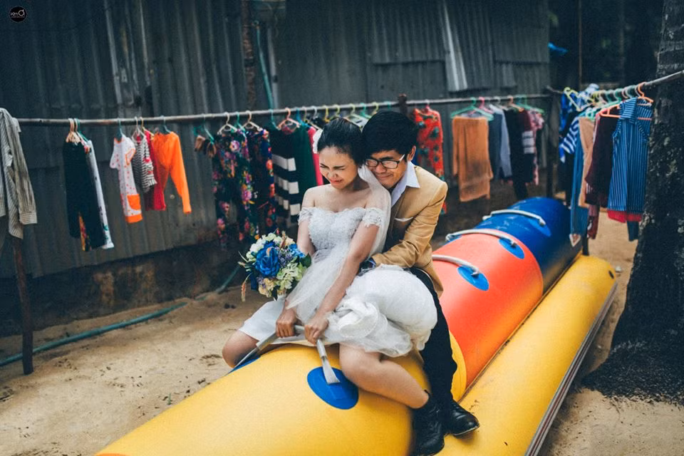 Mới đây, câu chuyện tình yêu cười ra nước mắt và bộ ảnh cưới hài khó đỡ của chàng là Lê Ngọc Chiến (SN 1990, TP HCM) và nàng là Phạm Hạnh Thảo (SN 1990, Đồng Nai) được chia sẻ trên nhiều diễn đàn mạng xã hội. Ảnh trong bài: Kim Oi Wedding.