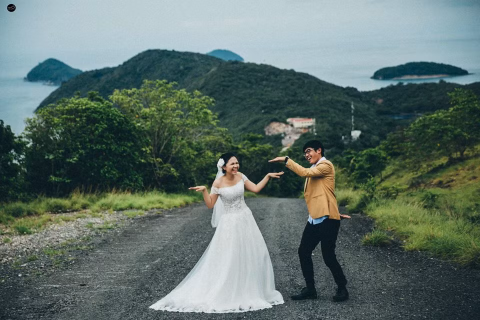 Khi đã chính thức chuẩn bị về chung một nhà nàng mới chia sẻ lại những kỷ niệm đáng nhớ ngày xưa, nàng bồi hồi kể, ngày xưa chàng còn thầm thương trộm nhớ nàng trong một lần nghe lén chuyện nàng muốn đi cầu Ánh Sao thế là chàng rủ nàng đi trong khi chẳng biết đường mà trong túi chàng chỉ có 20 nghìn, lòng vòng vì lạc đường mà khát nước, không dám uống chỉ vì chai nước giá 22 nghìn. Đi bộ mệt muốn ngất mà chàng cứ đi theo đòi xin nắm tay. Hay cả việc chàng từ bỏ cơ hội có thể sống và định cư tại Mỹ để trở về Việt Nam với nàng cũng là một điều làm nàng cảm động khôn xiết. Chính những điều đó khiến nàng tin tưởng rằng, chàng là người đàn ông chân thành nhất có thể làm chỗ dựa cho nàng cả đời.