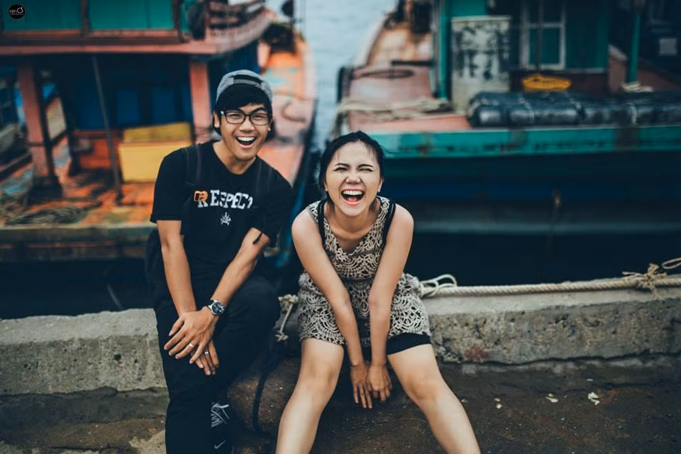 Chuyện là chàng và nàng học chung trường đại học Kinh tế Tài chính TP HCM, chàng đã có tình ý, trồng cây si đã lâu nhưng bị nàng bơ toàn tập. Sau khoảng thời gian “chảnh”, nàng đã nhận ra chàng là người bạn trai luôn chân thành, quan tâm nàng trong ngần ấy thời gian. Vậy là nàng quyết định “cầm cưa” chỉ với vỏn vẹn tin nhắn “Ê, hai đứa mình quen nhau nha” thế là cả hai nhanh chóng trở thành người yêu của nhau. Chuyện tình yêu của chàng và nàng cũng đã trải qua 2 năm thử thách và vào giữa tháng 7 vừa rồi, cặp đôi đã chính thức chụp ảnh cưới để sớm về chung một nhà.