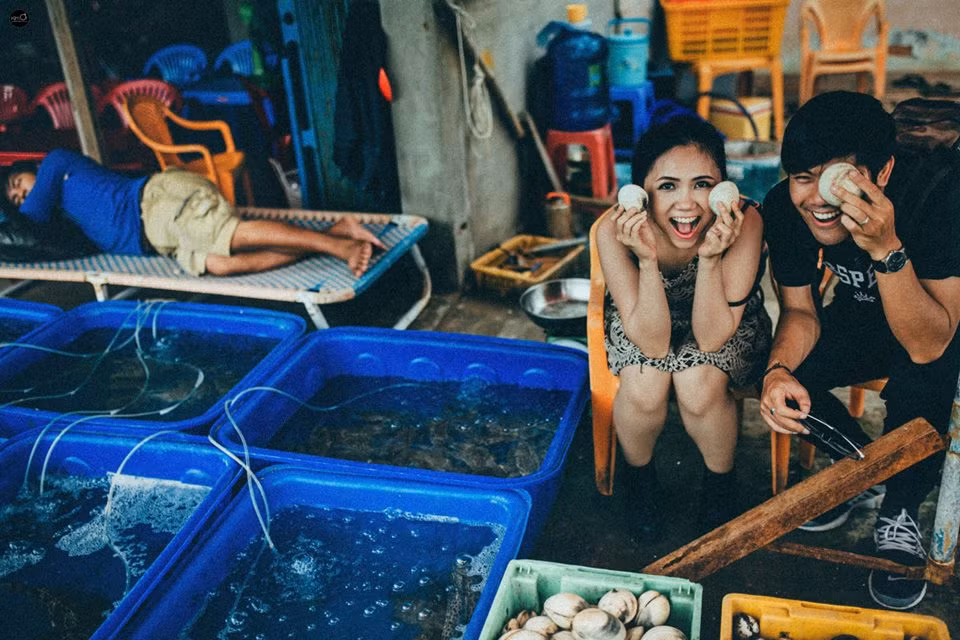 Chàng và nàng đã phá bỏ khuôn phép mà táo bạo tạo nên một bộ ảnh cưới chẳng giống ai…