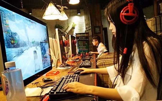 Những bức ảnh chụp trộm cô nàng nữ game thủ xinh đẹp gây xôn xao dân mạng Trung Quốc trong một vài ngày gần đây do một tài khoản chia sẻ đầu tiên trên diễn đàn game. Chủ tài khoản này cho hay, anh ta đang lang thang ngoài quán net chơi World of Tanks (một trò chơi trực tuyến) thì bất ngờ gặp được một cô gái ngồi kế bên xinh như thiên thần.