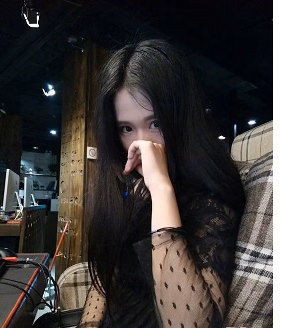 Ngay sau khi trót phải lòng cô nàng game thủ lạ mặt trong quán game, anh chàng này đã nhanh chóng lên mạng nhờ đồng minh tìm kiếm danh tính của bạn chiếm hữu bàn bên.