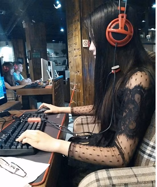 Ở góc nhìn nghiêng nữ game thủ Trung Quốc xinh khó cưỡng.