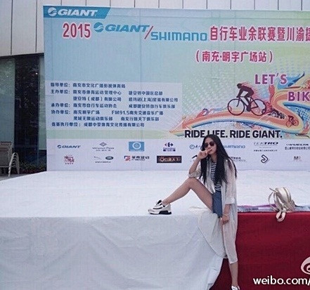 Một hình ảnh hiếm hoi rất ngầu của cô nàng Răng Cọp. Ảnh trong bài: Weibo.