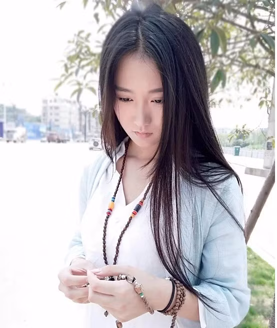 Theo thông tin ban đầu được các anh hùng bàn phím cung cấp thì cô gái đó là người Tứ Xuyên (Trung Quốc), có biệt danh đáng yêu là Răng Cọp.