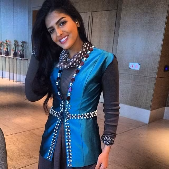 Công chúa Almeerah từng ghé thăm hơn 70 quốc gia và giúp người dân tại nhiều nước, đặc biệt là phụ nữ vượt qua những khó khăn trong cuộc sống. Cô được báo chí quốc tế ca ngợi là một người phụ nữ đức hạnh có tấm lòng nhân hậu, hiền từ hiếm có.