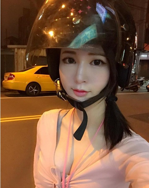 Tìm hiểu các thông tin trên mạng, được biết Diane Lu là một bà mẹ đơn thân sắp đón đứa con đầu đời của mình. Nhờ xinh xắn, có đôi mắt to tròn và khuôn mặt tựa búp bê, Diane Lu có khá nhiều fan trên mạng xã hội. Hiện cô đang làm công việc kinh doanh thời trang, mỹ phẩm và có số lượng hơn 100 nghìn người theo dõi.