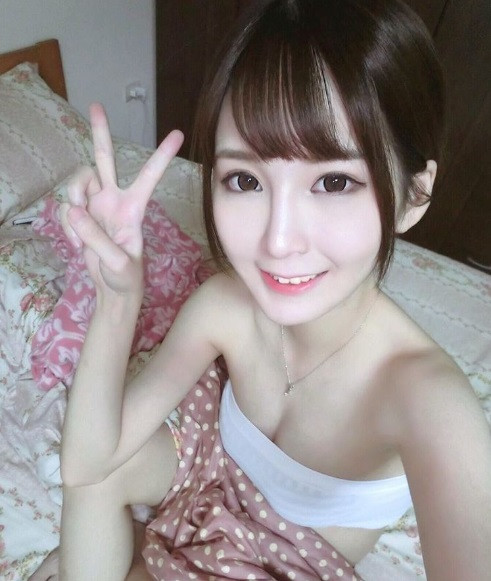 Vốn có phong cách sống rất hiện đại, lại không muốn bị gò bó quá nhiều nên Diane Lu đã quyết định trở thành một bà mẹ đơn thân. Dù năm nay 22 tuổi nhưng Diane Lu lại có khuôn mặt xinh xắn, mang nhiều nét trẻ con nên nhiều dân mạng đã hiểu lầm, cho rằng cô mới chỉ khoảng 17-18 tuổi và sinh con ở tuổi này là quá sớm. Một số người lại nghi ngờ Diane Lu không phải là bà mẹ đơn thân bởi thân hình của cô không giống người mang thai chút nào.