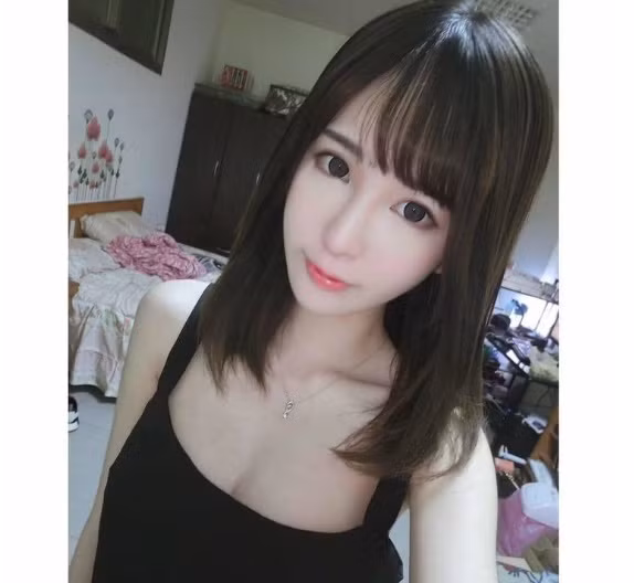 Cô gái xinh đẹp này tên thật là Diane Lu, sinh năm 1993, hiện đang sinh sống tại Đài Loan, Trung Quốc. Bức ảnh nổi tiếng của Diane Lu được một nam thanh niên vô tình chụp được tại một trung tâm y tế lớn ở Đài Loan. Và cô nàng này không chỉ đi khám sức khỏe bình thường mà là... đi khám thai.