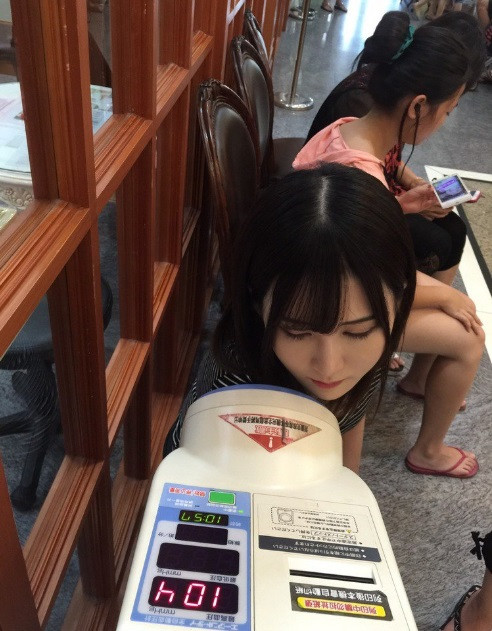 Rất nhanh chóng, dân mạng Trung Quốc đổ xô đi tìm kiếm danh tính và các thông tin cá nhân của cô gái xinh đẹp bị chụp lén khi đang khám sức khỏe này. Ban đầu, một số dân mạng dự đoán cô gái trong tấm hình này là một hot girl mạng xã hội, đang đi làm các thủ tục y tế để tham gia làm các công việc như MC trực tuyến, hoặc đi làm PG... tuy nhiên sự thật sau đó lại khiến tất cả mọi người bất ngờ.