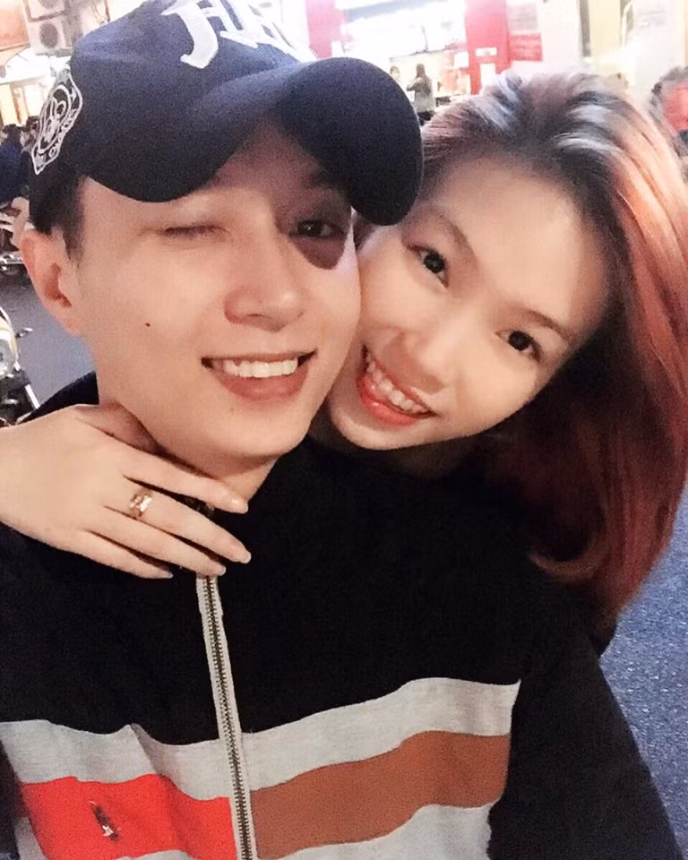 Vì tò mò, dân mạng đã cố gắng tìm ra danh tính, các thông tin cá nhân của hai nhân vật chính. Theo đó, chàng trai được "gấu" đút thức ăn cho khi đang ngồi chơi game tên thật là Lê Quang Huy, sinh năm 1988 và đang sinh sống tại Hà Nội. Còn cô gái tên thật là Lưu Bách Nguyệt Anh, hai người đã yêu nhau được 4 năm và hành động của Nguyệt Anh trong bức ảnh gây xôn xao mạng xã hội đều có nguyên nhân, lý do cụ thể và hợp lý.