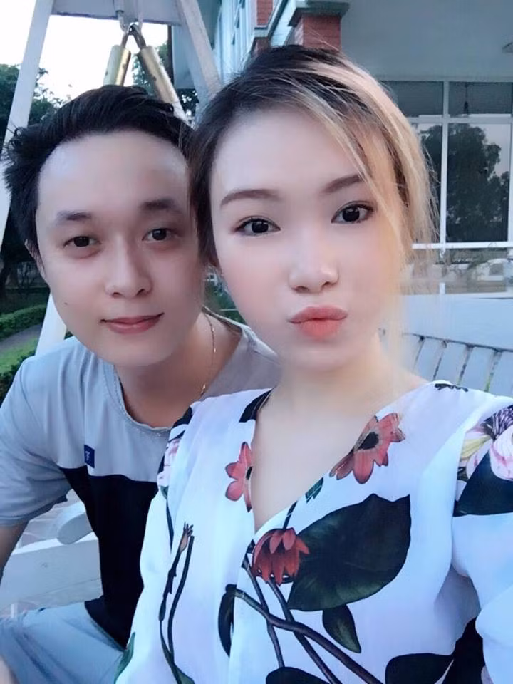 Bản thân chàng trai trẻ cho biết anh cũng thường xuyên thể hiện sự quan tâm tới bạn gái 4 năm yêu của mình bằng những hành động tương tự. Hiện tại, Quang Huy muốn mọi chuyện nhẹ nhàng trôi qua và anh không muốn đôi co hay tranh luận thêm với bất cứ ai về bức ảnh vừa qua nữa. Ảnh trong bài: Facebook nhân vật.