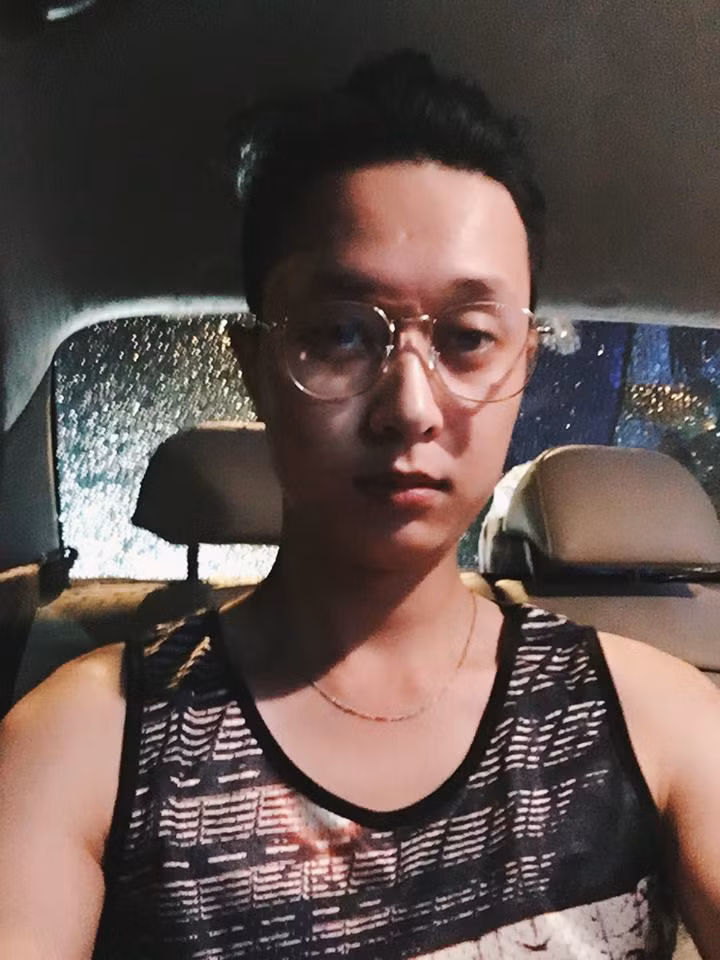 Khoảnh khắc Nguyệt Anh chăm sóc Quang Huy được một người bạn chụp lại và chia sẻ lên mạng xã hội vô tình khiến cặp đôi này được dân mạng chú ý. Bản thân Quang Huy và bạn gái đều khá bất ngờ khi bức ảnh nhận được nhiều sự quan tâm của dân mạng, đồng thời anh chàng khẳng định không có chuyện hai người muốn sử dụng hình ảnh này để cố ý thu hút sự chú ý của người khác về phía mình.