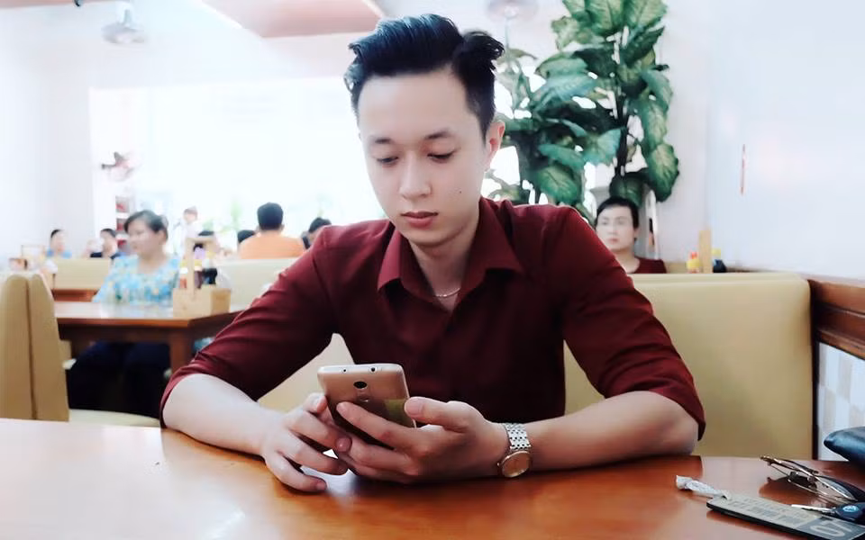 Theo tiết lộ của Quang Huy, trước đây anh là một game thủ có trình độ khá giỏi, thường xuyên được tham dự các giải đấu. Nói cách khác, Quang Huy được xem như một vận động viên thể thao điện tử. Bức ảnh gây xôn xao vừa qua được chụp trong một giải đấu mà Quang Huy tham gia và cô bạn gái Nguyệt Anh đã đi theo để vừa chăm sóc, vừa cổ vũ giúp cho người yêu có được thành tích thi đấu cao nhất.