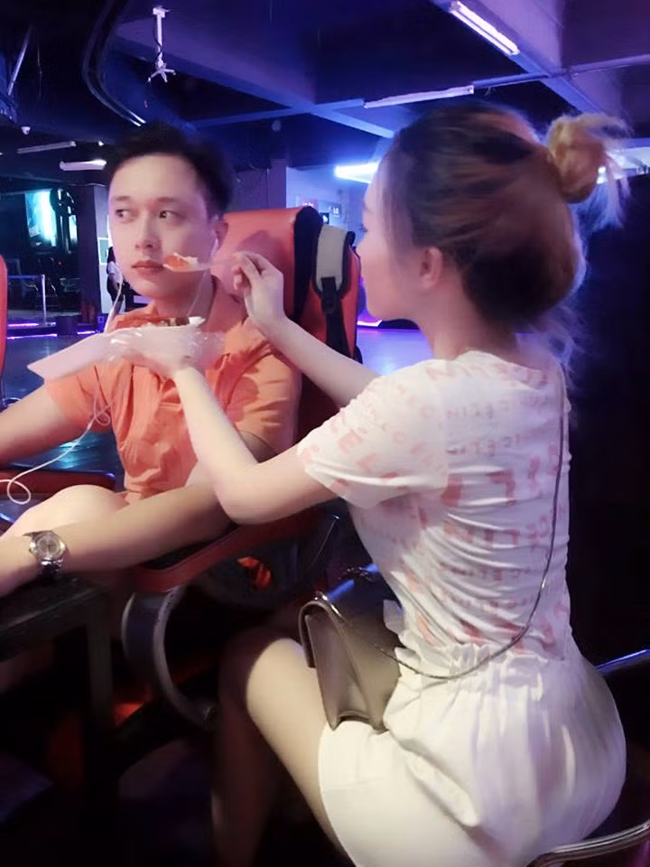 Mới đây, bức ảnh chụp một chàng trai đang ngồi chơi game và được một cô gái trắng trẻo, dáng đẹp ân cần đút thức ăn đã gây xôn xao và nhiều luồng tranh cãi sau khi được đăng tải trên một fanpage nổi tiếng. Xem qua bức ảnh, dân mạng thi nhau đồn đoán về mối quan hệ của hai nhân vật chính. Nhiều bạn nam tỏ ra ghen tị với anh chàng trong bức ảnh này, số khác lại coi đây là một hành động phô trương, "làm quá" để gây sự chú ý của cặp đôi này.