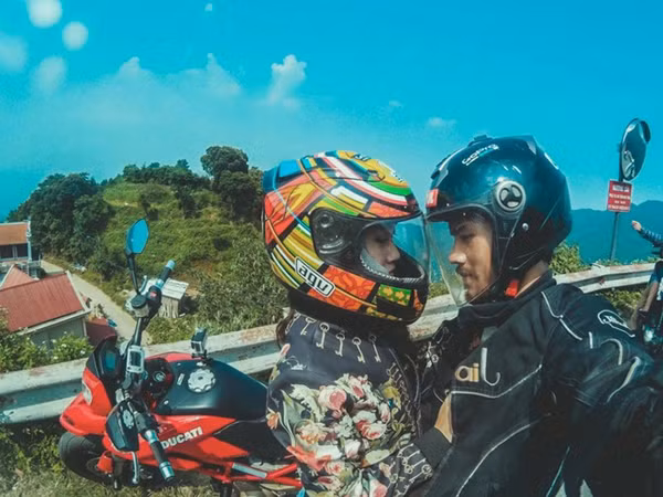 Bộ ảnh theo phong cách "Follow Me", chụp trên những cung đường phượt, nhiều địa điểm du lịch ở Việt Nam của cặp đôi Dũng Phan - Trang Cao đang được nhiều bạn trẻ quan tâm và thể hiện sự ngưỡng mộ. Bộ ảnh được thực hiện từ năm 2014 đến nay, dựa vào ý tưởng từ bộ ảnh “Theo em đi khắp thế gian” đình đám thế giới của nhiếp ảnh gia người Nga Murad Osmann.