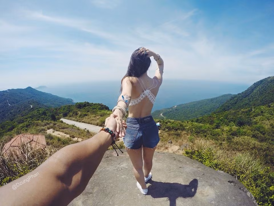 Từ Hà Giang, Tam Đảo – Vĩnh Phúc, cho đến Mỹ Khê – Đà Nẵng, Hội An, Sài Gòn… đi đến đâu Dũng Phan cũng nắm tay bạn gái Trang Cao để cô nàng đi phía trước, còn mình theo sau chụp lại những khung cảnh đẹp và dáng vẻ thể hiện sự hứng khởi, vui tươi của người tình. Có khá nhiều dân mạng thắc mắc về phong cách của bộ ảnh nhưng anh chàng “máu pha xăng” Dung Phan chỉ giải thích rằng: “Đơn giản vì mình thích”.