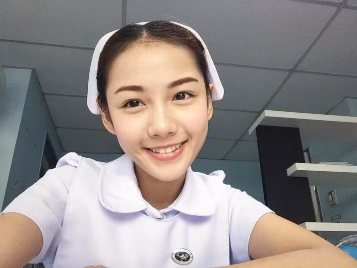 Nữ y tá nổi tiếng đang là y tá thực tập tại một bệnh viện của Thái Lan. Cô cho biết, cô rất vui với công việc hiện tại, chúng rất hợp với tính cách thích giúp đỡ mọi người của cô.
