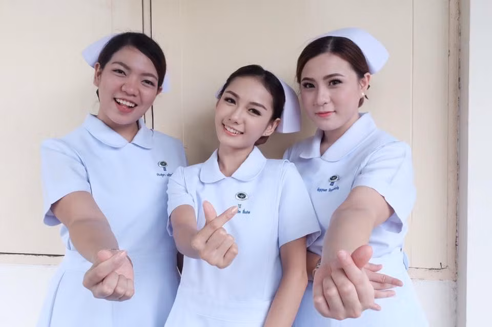 Mặc dù yêu nghề là vậy nhưng công việc y tá của Namkhing Kanyapak cũng phải trải qua không ít những khó khăn mà chỉ có người làm trong nghề mới hiểu. Bên cạnh những bệnh nhân yêu quý, có đôi lần cô nàng cũng vấp phải trường hợp bị bệnh nhân quấy rồi, làm phiền. Những ngày lễ tết, khi mọi người quây quần bên gia đình thì Namkhing Kanyapak và một số người bạn lại phải thay nhau túc trực ở bệnh viện hỗ trợ bác sĩ cứu giúp bệnh nhân cả ngày lẫn đêm.