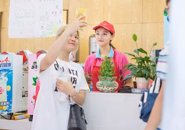 Tiểu Văn được dân mạng yêu mến đặt cho rất nhiều biệt danh đáng yêu như “hot girl trà sữa đại học” hay bản sao Quan Hiểu Đồng.