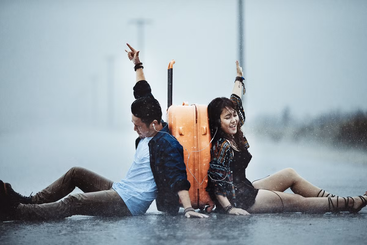 Nhiếp ảnh gia Hải Lê Cao vốn được nhiều người biết đến với khả năng sáng tạo, thay đổi ý tưởng chụp ảnh phụ thuộc theo thời tiết, điều kiện môi trường rất nhanh chóng. Không ít lần ekip đi chụp thì gặp mưa và chỉ cần điều chỉnh, sáng tạo một chút, cơn mưa bất chợt đó cũng trở thành một yếu tố làm nên sự đặc biệt trong bộ ảnh.