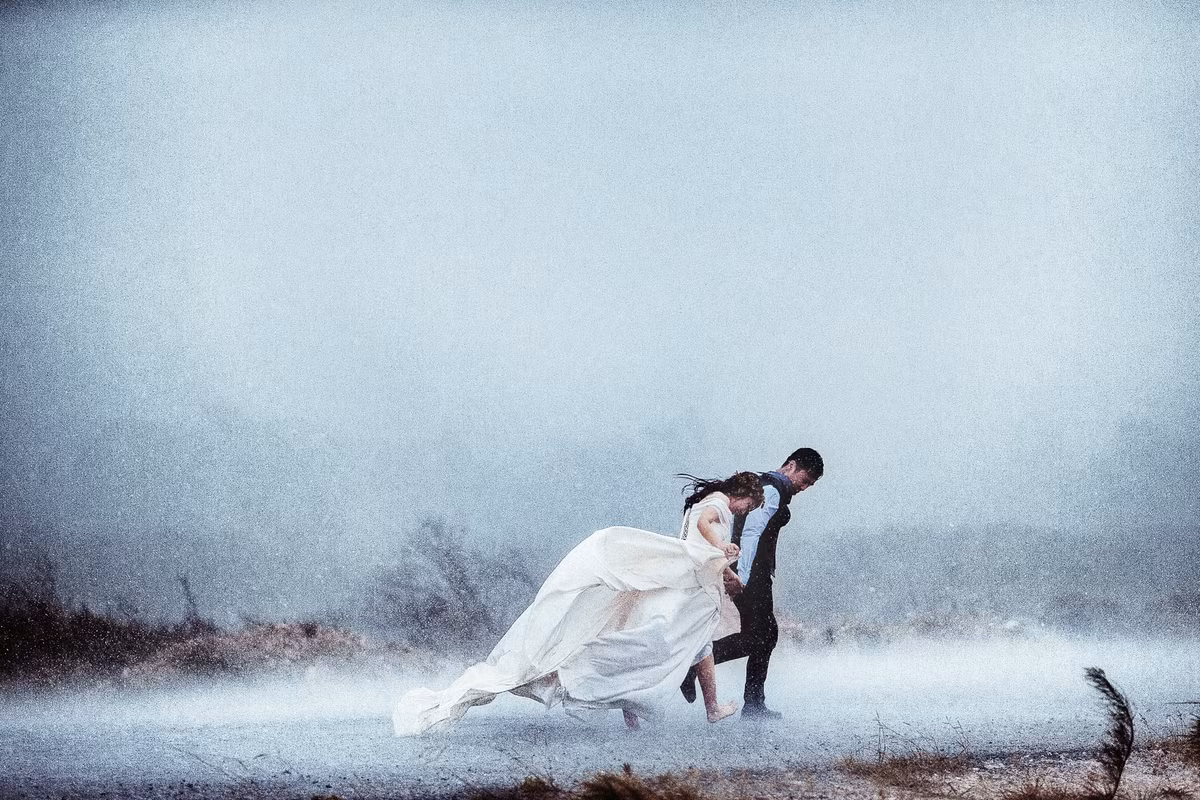 Thực hiện tại đảo Quan Lạn (Quảng Ninh) trong 2 ngày, bộ ảnh cưới của cặp đôi Nguyễn Minh Hiên – Nguyễn Công Hải trở nên đặc biệt khi được ghi lại vào đúng ngày cơn bão số 1 đổ bộ. Ảnh: Hải Lê Cao.