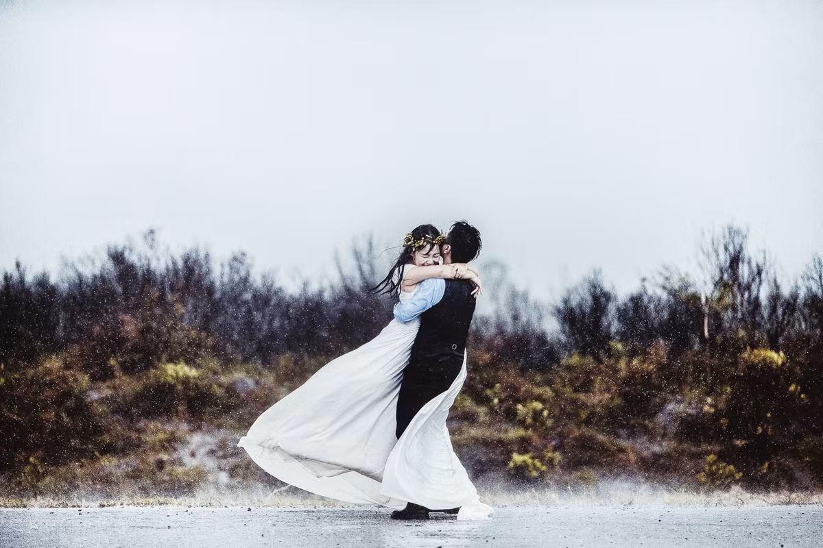 Trái ngược hoàn toàn so với dự tính khi ngày hẹn lịch chụp ảnh cưới cũng trùng với ngày bão về, nhưng với khí thế hào hứng của tuổi trẻ, Minh Hiên – Công Hải vẫn không ngần ngại “thách thức” thời tiết xấu bằng những shoot hình tuyệt đẹp.