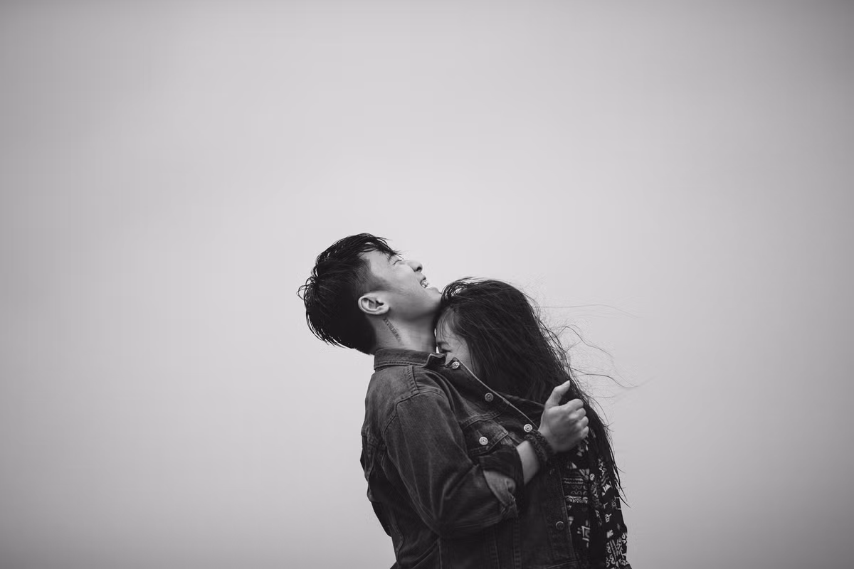 Chính màn mưa trắng xóa cả bầu trời đã tạo nên khung cảnh tuyệt diệu cho bộ ảnh. Dù không phải là những góc máy quá lạ, quá đặc sắc nhưng nhờ một khung cảnh đẹp cùng sự tự nhiên của cặp đôi trẻ tuổi, tác giả Hải Lê Cao vẫn cho ra những được những tấm ảnh ấn tượng.