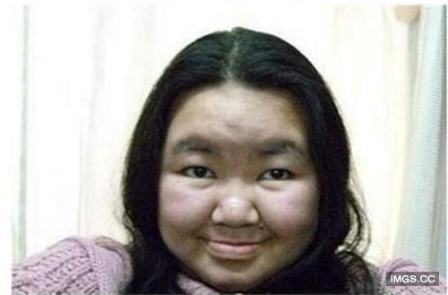 ... nhưng nhan sắc thật của cô ta lại bị xếp vào hàng thảm họa như thế này. Ảnh trong bài: Weibo/IMGS.CC.