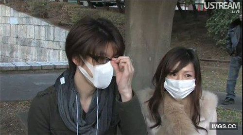 "Đừng vội tin vào những đôi mắt ấy", là kinh nghiệm của nhiều chàng trai ở Nhật Bản, Trung Quốc khi vô tình trông thấy bức ảnh chụp các cô "hot girl đeo khẩu trang" trên mạng. Thông thường, nửa trên khuôn mặt của các cô gái này sẽ được trang điểm, tỉa tót rất kỹ càng, nhưng nửa mặt bên dưới, đôi khi lại gây thất vọng nặng nề.