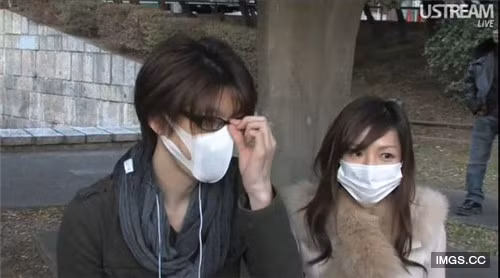 "Đừng vội tin vào những đôi mắt ấy", là kinh nghiệm của nhiều chàng trai ở Nhật Bản, Trung Quốc khi vô tình trông thấy bức ảnh chụp các cô "hot girl đeo khẩu trang" trên mạng. Thông thường, nửa trên khuôn mặt của các cô gái này sẽ được trang điểm, tỉa tót rất kỹ càng, nhưng nửa mặt bên dưới, đôi khi lại gây thất vọng nặng nề.