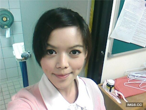 Áp dụng đúng "chiêu thức" này, nhiều cô gái trẻ đã chụp những bức ảnh kiểu "Before - After" khoe nhan sắc trước và sau khi tháo khẩu trang. Đã có rất nhiều hot girl xinh đẹp, những cô gái xinh xắn, đẹp tựa mỹ nhân được dân mạng phát hiện... nhưng song song đó, vẫn có không ít cô nàng kém sắc khiến các chàng trai sốc nặng khi tháo chiếc khẩu trang xuống.