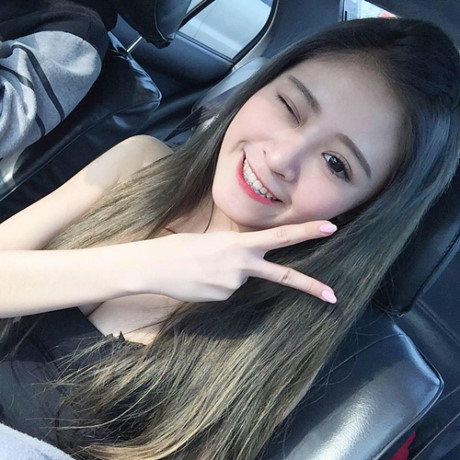 Chính chiếc khẩu trang che nửa mặt đã càng khiến cư dân mạng thêm tò mò về nhan sắc thật của Iris Hsieh. Bỏ thời gian để "truy lùng" ráo riết danh tính, trang cá nhân của Iris Hsieh, dân mạng đã không phải thất vọng khi được chứng kiến nhan sắc thật sau khẩu trang của nữ y tá này. Quả thật, khuôn mặt Iris Hsieh khi không có khẩu trang xinh đẹp đến mức có thể khiến trái tim các chàng trai loạn nhịp ngay từ cái nhìn đầu tiên.