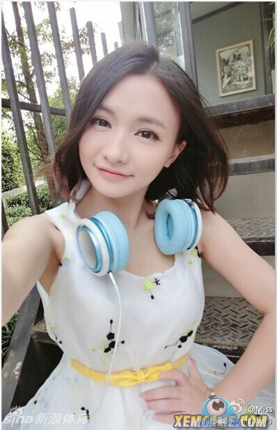 Cô hot girl chơi game đỉnh được nhắc đến ở đây là Hàn Ý Huỳnh, 23 tuổi, có nickname quen thuộc là Miss. Ý Huỳnh là 1 trong 7 nữ game thủ có trình độ học vấn cao nhất, nổi tiếng nhất tại Trung Quốc hiện nay. Không chỉ chơi game giỏi, Ý Huỳnh còn là một nhà bình luận game chuyên nghiệp và một người stream (được hiểu ngắn gọn là truyền thông game - PV) có khả năng kiếm tiền cực khủng.
