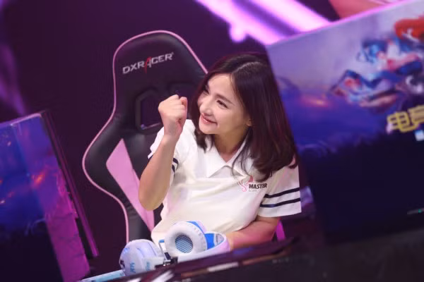 Ý Huỳnh nổi lên từ khi game Warcraft 3 vẫn còn đang thịnh hành trên khắp thế giới. Ngoài khả năng chơi chiến thuật tốt, hạ gục nhiều đối thủ mạnh, Ý Huỳnh còn trở thành "của hiếm" thời bấy giờ khi có khả năng bình luận game rất chuyên nghiệp mặc dù là con gái. Sau đó, các kênh truyền hình trực tuyến chuyên về game ở Trung Quốc mọc lên như nấm, Ý Huỳnh cũng vì thế mà hoạt động tích cực hơn.