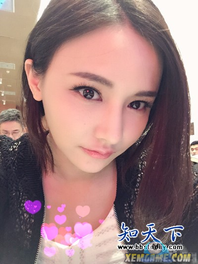 Hàn Ý Huỳnh được trả lương tới 17 triệu nhân dân tệ để chơi và thực hiện các hoạt động truyền thông đa phương tiện cho game Liên Minh Huyền Thoại. Cô gái này có thể được xem là một hiện tượng trong làng Liên Minh Huyền Thoại Trung Quốc, khi gần như là nữ game thủ duy nhất kiếm được tới hàng chục triệu nhân dân tệ mỗi năm. Ở Việt Nam, các game thủ cũng biết đến Ý Huỳnh với biệt danh "Nữ hoàng Liên Minh Huyền Thoại".