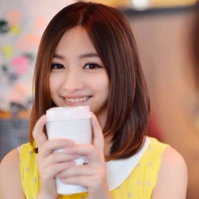 Không chỉ được thần tượng bởi tài năng, trí tuệ và mức thu nhập cao khủng khiếp, Hàn Ý Huỳnh còn được mệnh danh là một trong số những hot girl xinh đẹp nhất làng game Trung Quốc. Khuôn mặt thanh tú, nụ cười dễ thương và ánh mắt biết cười, luôn biết tạo sự ấn tượng mỗi khi lên hình bình luận game là điều khiến các fan, khán giả mê mệt Hàn Ý Huỳnh.