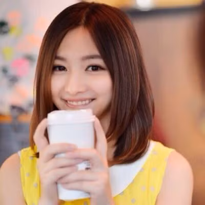 Không chỉ được thần tượng bởi tài năng, trí tuệ và mức thu nhập cao khủng khiếp, Hàn Ý Huỳnh còn được mệnh danh là một trong số những hot girl xinh đẹp nhất làng game Trung Quốc. Khuôn mặt thanh tú, nụ cười dễ thương và ánh mắt biết cười, luôn biết tạo sự ấn tượng mỗi khi lên hình bình luận game là điều khiến các fan, khán giả mê mệt Hàn Ý Huỳnh.