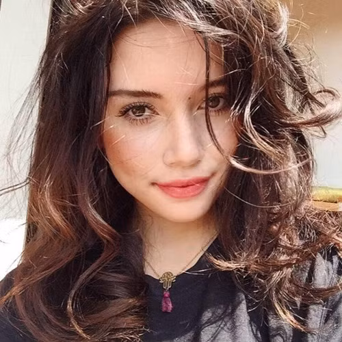 Alissa Janine Wollmann trông trẻ trung và thậm chí còn xinh đẹp, hấp dẫn hơn cả Maria Ozawa - đó là lời nhận xét của một số cư dân mạng Việt về thiếu nữ Thái lai Đức đang tạo ra cơn sốt này. Trong một bài phỏng vấn gần đây, bản thân Alissa Janine Wollmann cũng không cho rằng khuôn mặt mình giống Maria Ozawa, điểm chung của hai người có chăng chỉ ở chỗ họ đều là con lai.