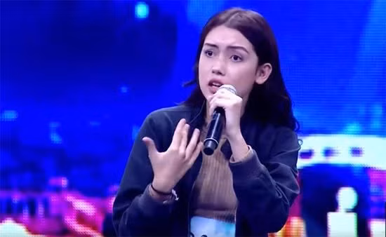 Trong cuộc thi Thailand's Got Talent gần đây, một nữ thí sinh đã bất ngờ trở thành hiện tượng mạng không chỉ ở Thái Lan mà còn ở nhiều quốc gia châu Á khác. Ngoài giọng hát hay, khả năng đọc rap cực đỉnh được thể hiện trong ca khúc "Love The Way You Lie", nữ thí sinh này còn gây choáng cho ban giám khảo và nhiều khán giả khi sở hữu khuôn mặt giống hệt Maria Ozawa - ngôi sao phim cấp 3 đình đám thế giới.